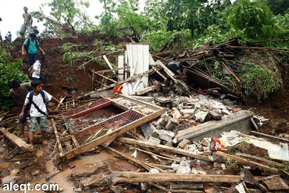 مقتل 5 وفقدان شخص بسبب الانهيارات الأرضية في إندونيسيا