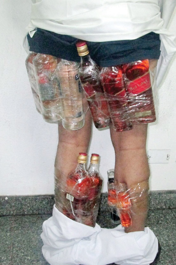 إحباط محاولة تهريب 14 زجاجة خمر