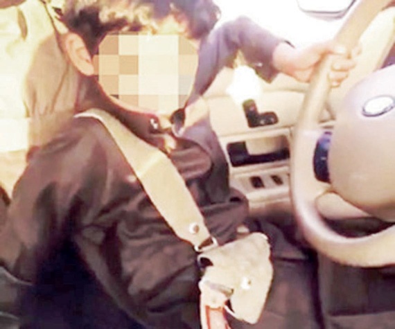 التحفظ على «شاعر» حرض طفله على القيادة واستخدام سلاح ناري