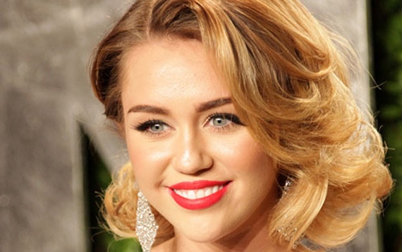 وودي آلن يختار مايلي سايرس لمسلسله التلفزيوني