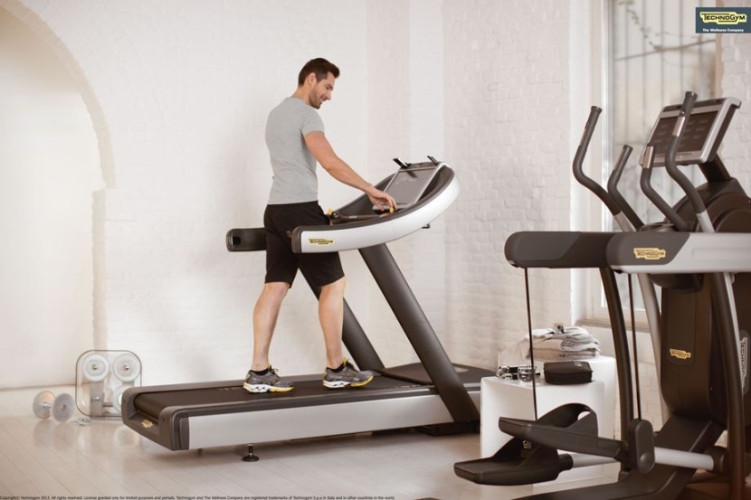 أربعة تمارين مختلفة على جهاز المشي الكهربائي تساعد على حرق الدهون