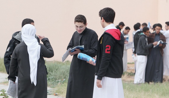 «التعليم» تحذر المعلمين من الملخصات التي تختزل المنهج.. وتؤكد: الاختبارات المركزية ستكشفكم