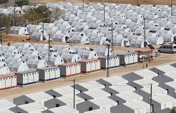 تركيا تنصب مئات الخيام لـ55 ألف لاجئ سوري في العراء