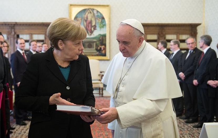 ميركل تغضب من البابا بسبب تشبيه أوروبا بأمرأة عاقر