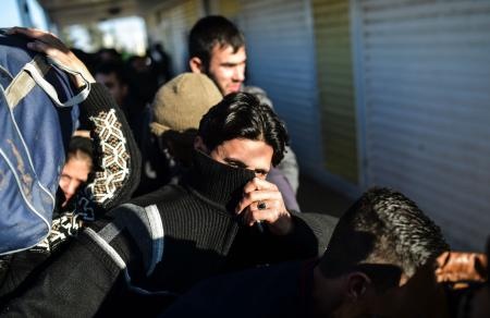 اللاجئون السوريون عالقون وسط البرد القارس على الحدود التركية المغلقة