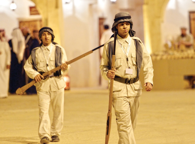 رجال «العسة» .. حراس «الحواري» و«الدكاكين»