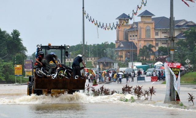 نزوح آلاف الأشخاص بسبب الفيضانات في ماليزيا