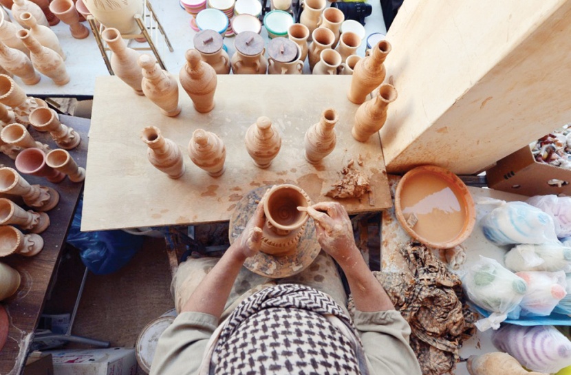 الغراش يستعرض صناعة الفخار لزوار مهرجان الجنادرية