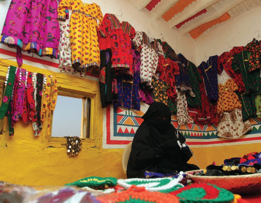 أم ناصر .. ستينية ورثت مهنة «التطريز» من والدتها .. وبدايتها أبواب «الجنادرية»