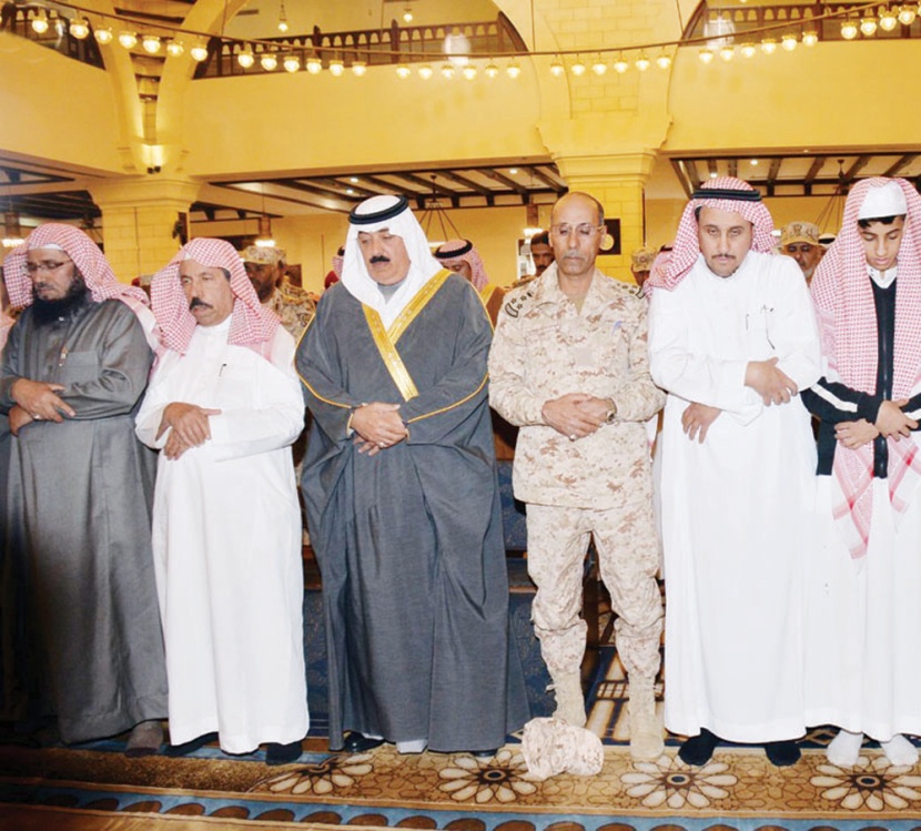 الأمير متعب بن عبدالله يؤدي صلاة الميت على الشهيدين الشهري والطوب