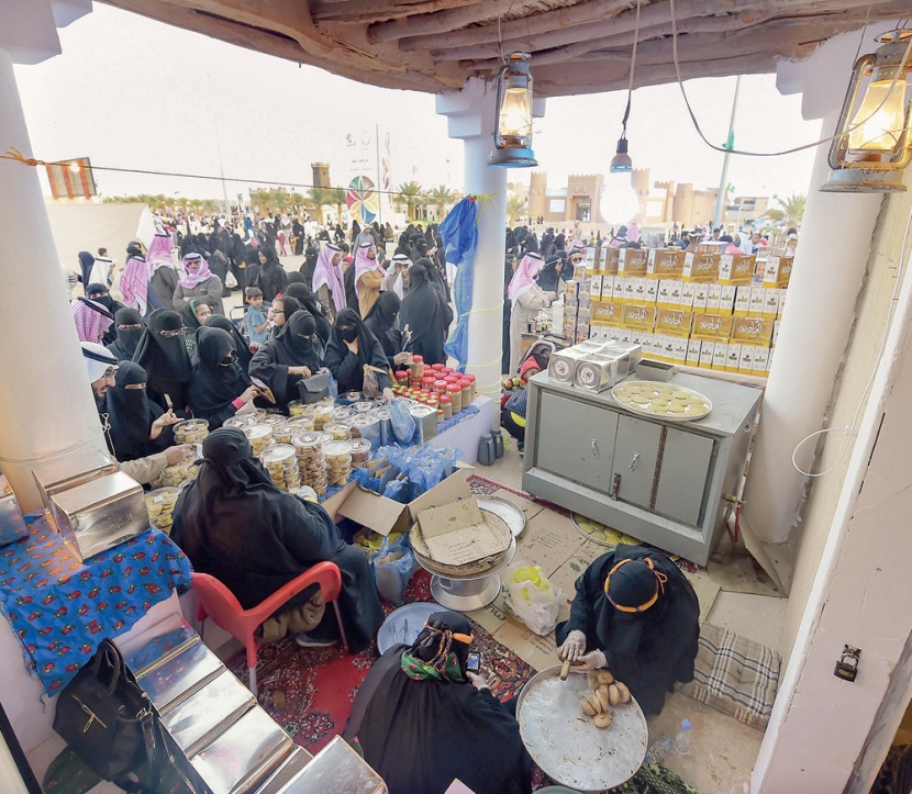 70 ألف قرص «كليجا» لزوار جناح القصيم