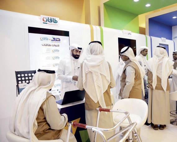 الباحثون عن عمل يسجلون أسماءهم عبر «طاقات» في جناح «هدف»