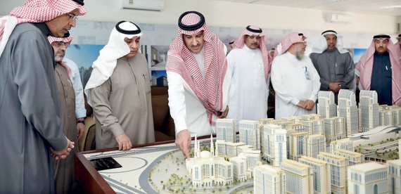 أمير المدينة المنورة يقف ميدانيا على سير مشاريع المنطقة