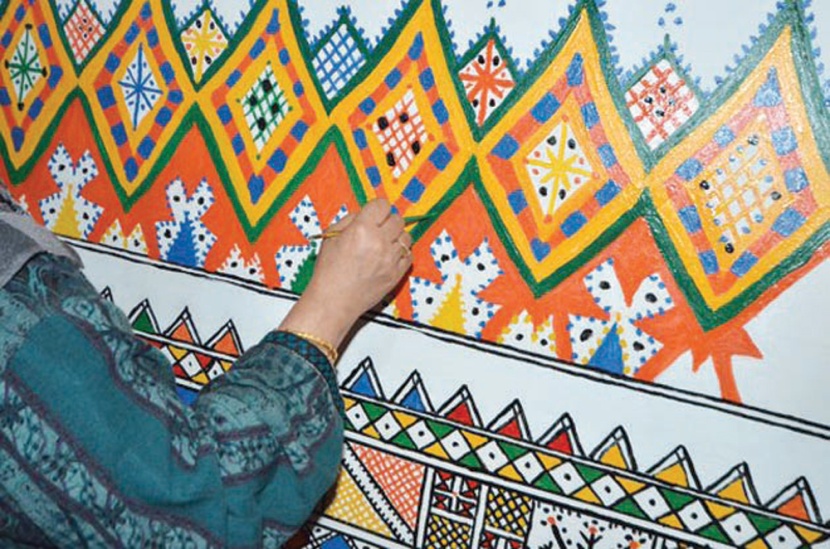 «نساء ألمعيات» فنانات يرسمن كما تغني العصافير