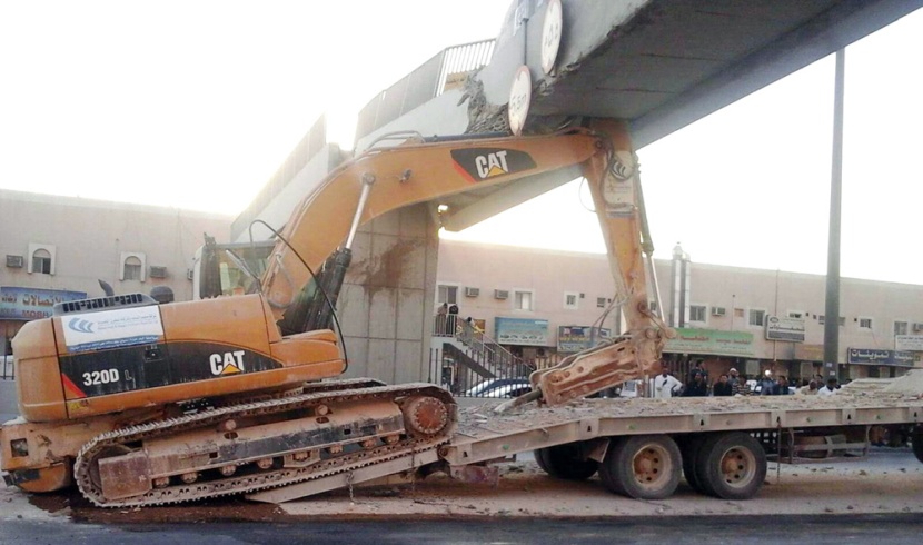 الرياض: اصطدام «معدة» بجسر للمشاة على طريق الحائر