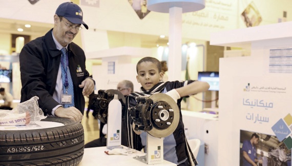 السيدات الأكثر إقبالا على ركن «صيانة السيارات»!