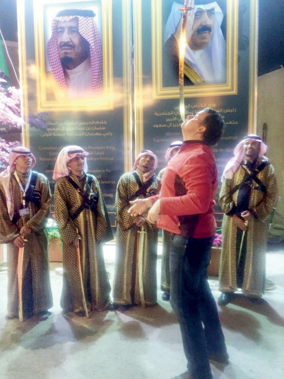 في ختام المهرجان .. أوروبيون في مقدمة استعراض السعوديين بالسيف