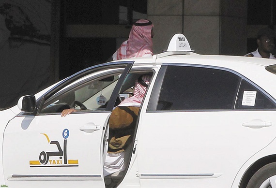 شركات «ليموزين» تخالف التسعيرة الرسمية .. و«النقل» تهدد بسحب التراخيص