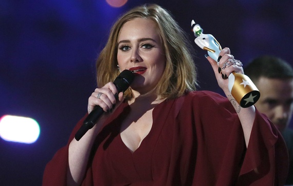 أديل تفوز بجائزتين في حفل جوائز بريت الموسيقية