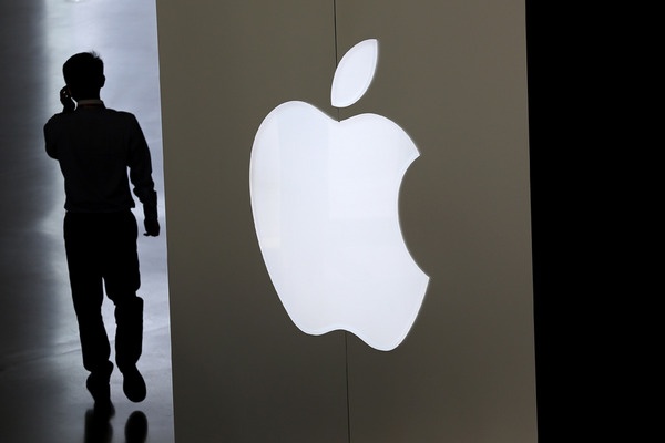 قاض أمريكي يؤيد آبل في رفضها فك شيفرة آيفون