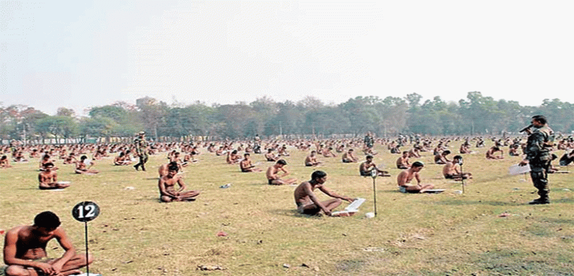 الجيش الهندي يأمر المشاركين في اختبار كتابي بخلع ملابسهم لمنع الغش