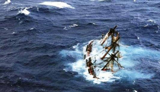 نجاة 58 شخصا غرقت سفينتهم قبالة سواحل جزيرة بالي الإندونيسية