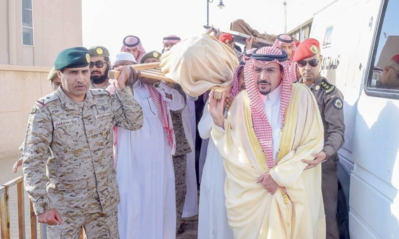 أمير القصيم يؤدي صلاة الميت على شهيد الواجب الزنيدي