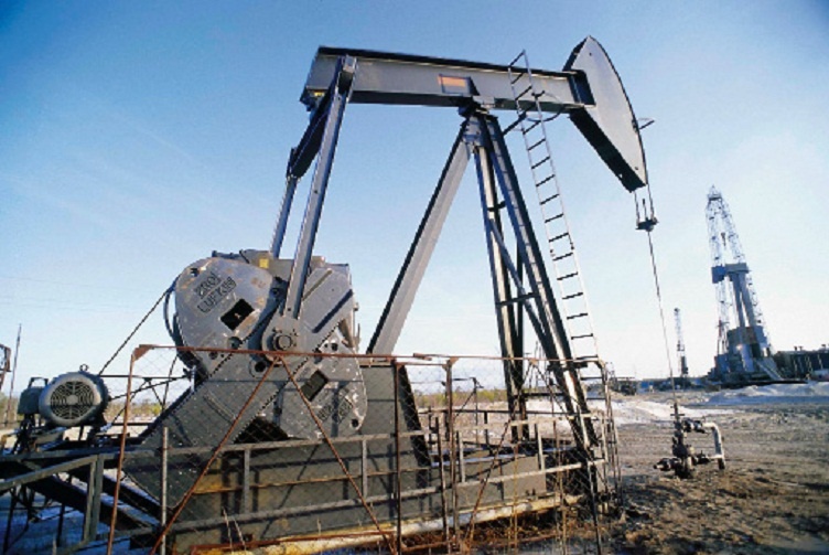 الإمارات : سعر النفط يجبر المنتجين على تجميد مستوى الإنتاج