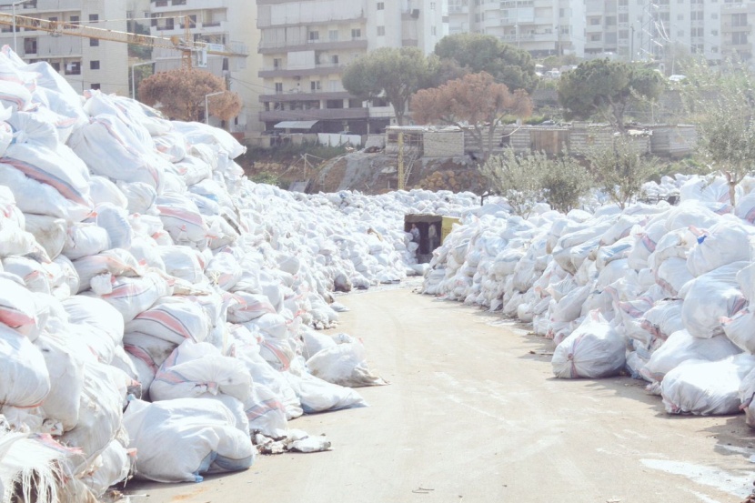 جبالا من النفايات تحيط ببيروت
