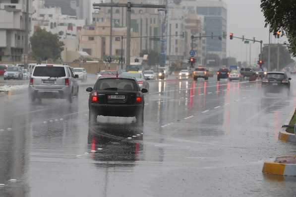 أمطار غزيرة في الإمارات تغلق المدارس وتعلق الرحلات الجوية موقتا