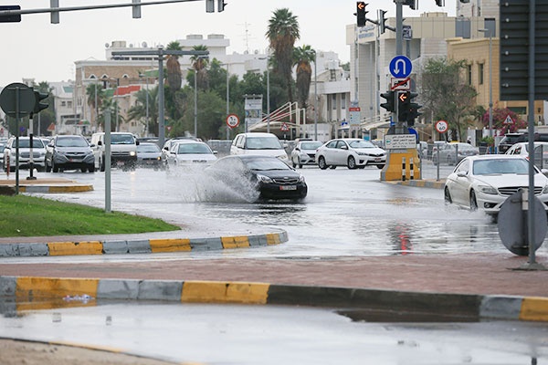 أمطار غزيرة في الإمارات تغلق المدارس وتعلق الرحلات الجوية موقتا