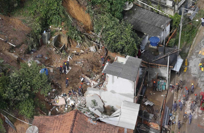 قصة مصورة: 19 قتيلا على الأقل إثر هطول أمطار غزيرة قرب ساوباولو