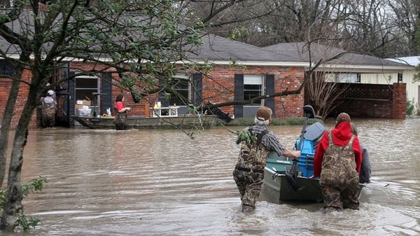 مقتل 4 وتضرر آلاف المنازل بسبب الفيضانات في جنوب الولايات المتحدة