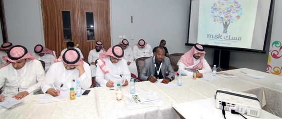 «مسك الخيرية» تدرب زوارها على فن كتابة المقال