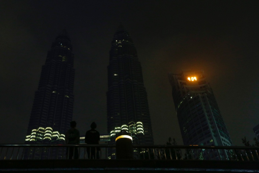 قصة مصورة : العالم يطفئ أنواره في يوم الأرض