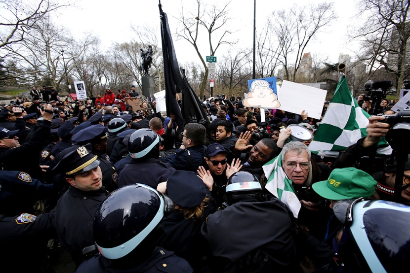 تظاهرات ضد ترامب في نيويورك واريزونا