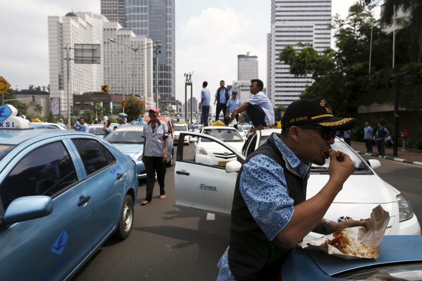 سائقو التاكسي في إندونيسيا يحتجون على "أوبر" و "جراب"