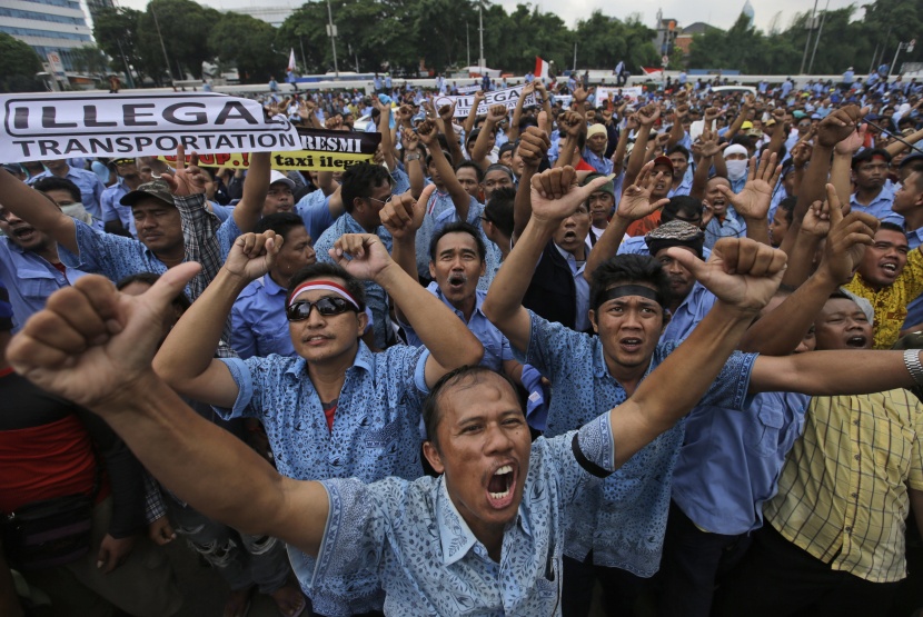 سائقو التاكسي في إندونيسيا يحتجون على "أوبر" و "جراب"