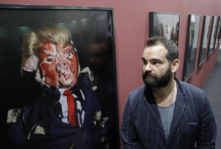 فنان بريطاني يصنع مجسما لترامب من النفايات