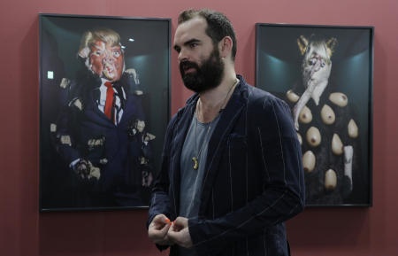 فنان بريطاني يصنع مجسما لترامب من النفايات