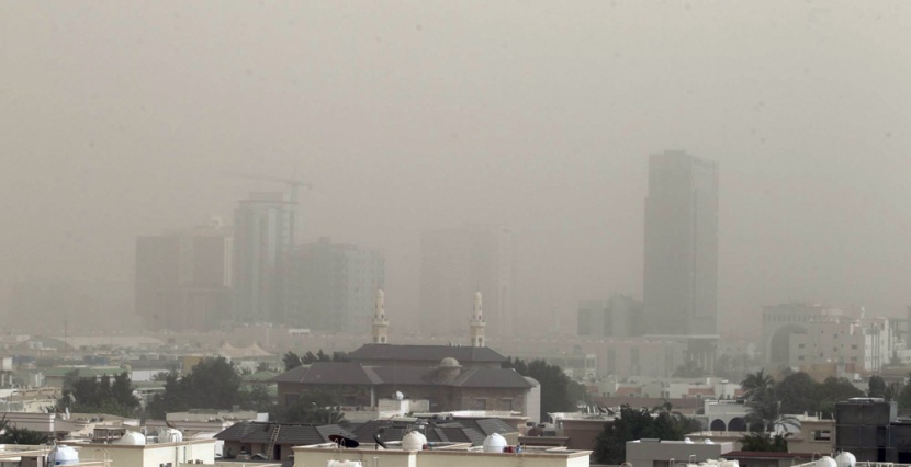 جدة: موجة الغبار تدفع «التعليم» للتناقض .. وتوقف رحلات طيران مؤقتا