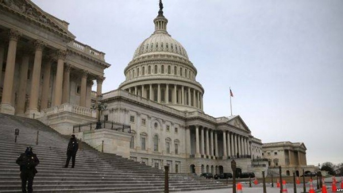 إصابة رجل أشهر سلاحا خارج مبنى الكونجرس الأمريكي