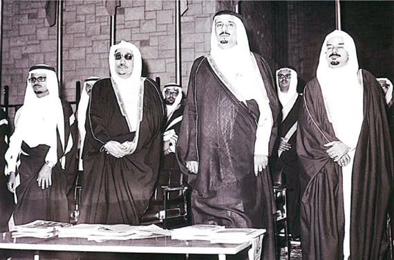 223 صورة توثق علاقة خادم الحرمين بجامعة الملك سعود منذ 40 عاما