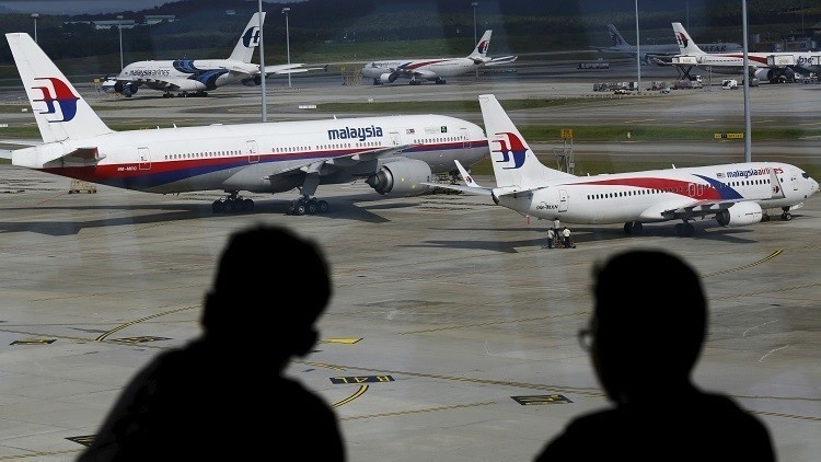 فحص قطعة حطام يرجح أنها للطائرة الماليزية المختفية منذ عامين