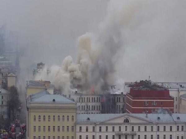 حريق يلتهم أحد مباني وزارة الدفاع الروسية