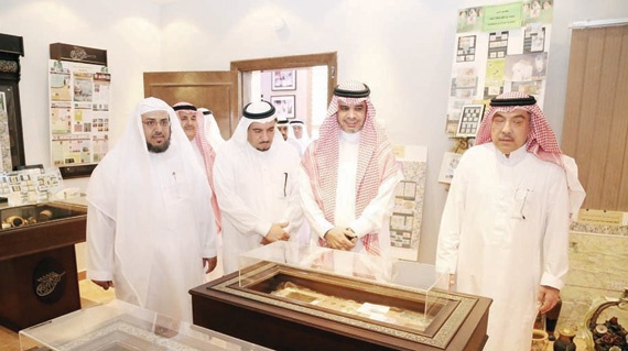 وزير التعليم يزور معهد دار القلم والمتحف التعليمي في المدينة المنورة