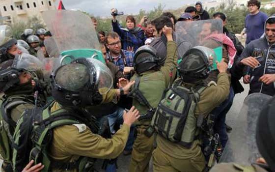 قوات الاحتلال الإسرائيلية تعتقل فلسطينيا وتصيب آخرين بالاختناق في محافظة بيت لحم