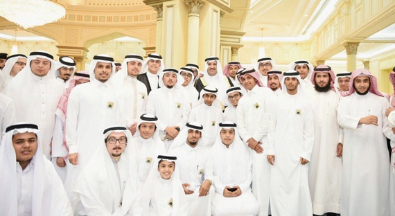 أمير المدينة المنورة يوجه بتشكيل لجنة تدرس مقترحات ومبادرات الشباب