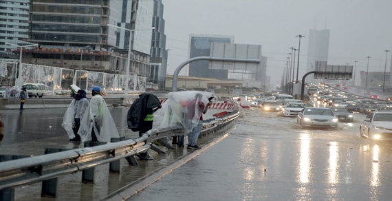 «أمطار النينو»: وفاة طفل في الطائف وإصابة عمال في بريدة وشوارع الرياض تغرق