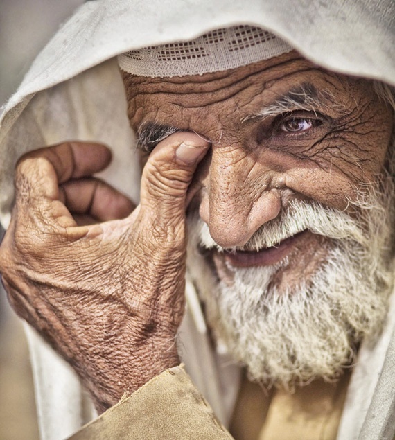 عن «عِـزَّةِ النّخل» في فقرهِ